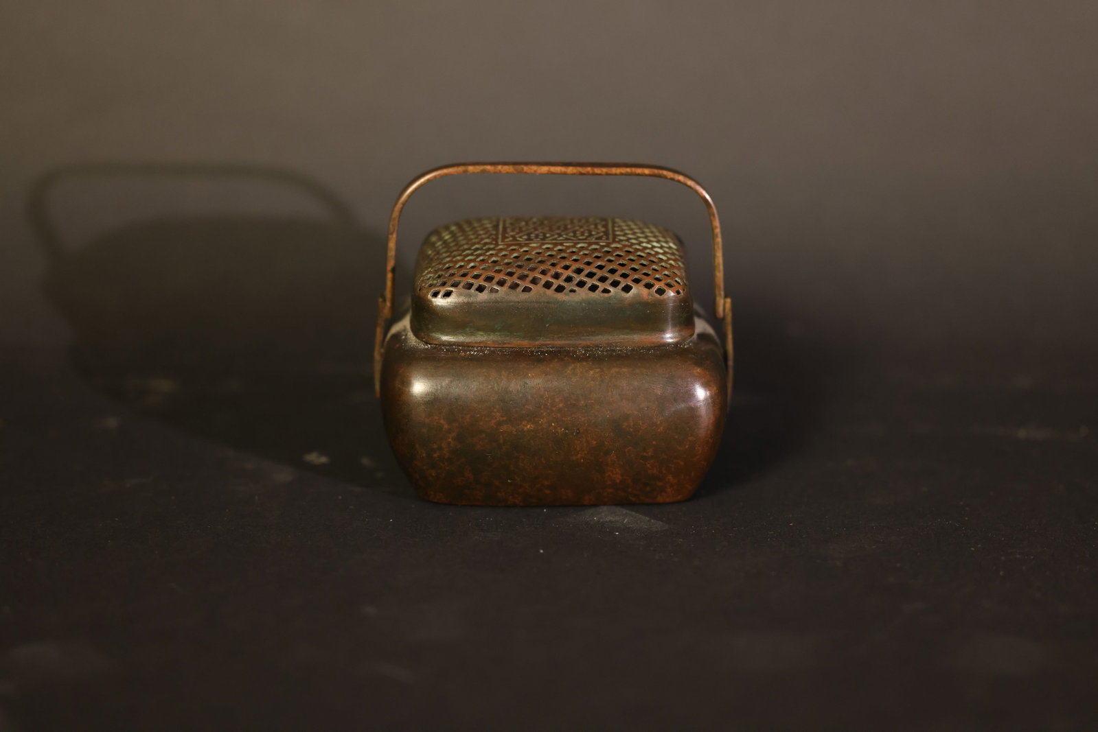 Zhang Mingqi-inscribed Square Bronze Hand Warmer: Overall intact with a smoothly functioning handle; areas exhibit age-appropriate patina and wear; no cracks, leaks, or repairs detected. H 6cm W 8cm