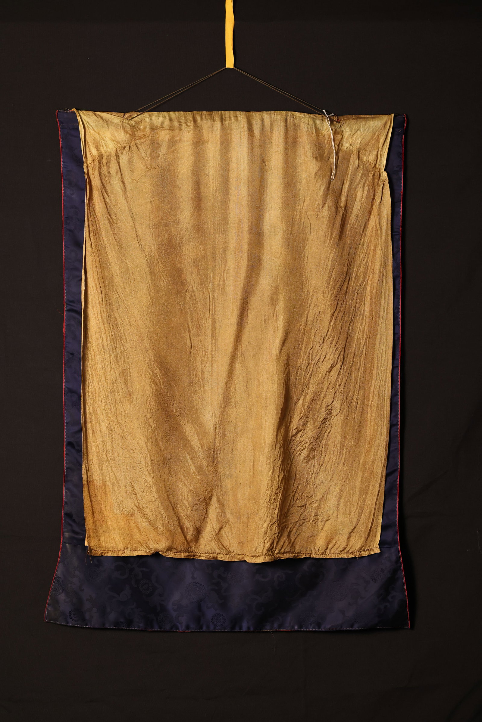 Republic of China Mandala Thangka with Intact Woven Brocade Mounting: Minor localized pigment aging and slight surface lifting; no significant tears or losses. Silk mounting is intact with minimal old stains. Overall well preserved and ready for display. H 92cm W 62cm
