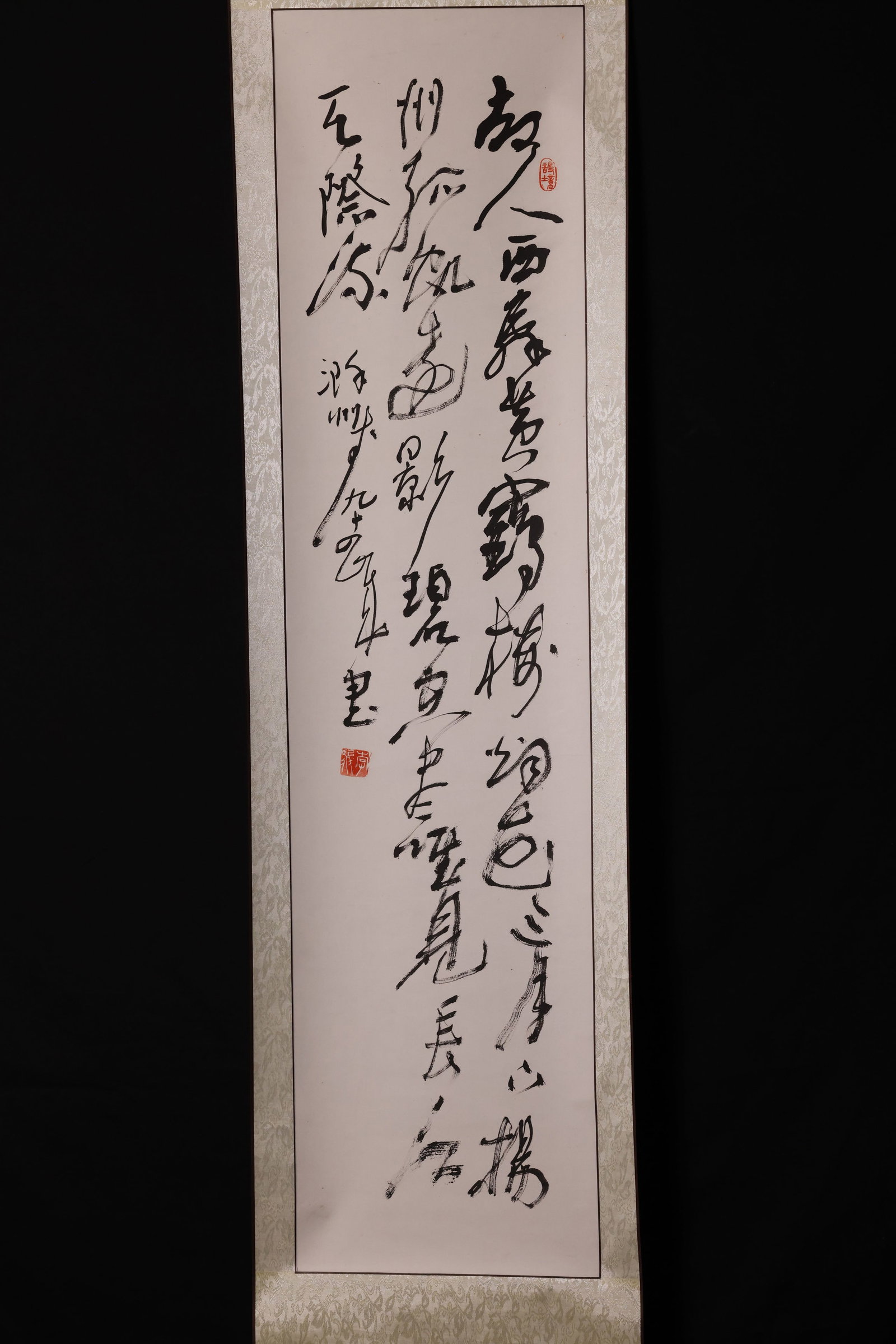 Li Bai Poem in Cursive Script on Paper Hanging Scroll: "Seeing Meng Haoran Off to Guangling": The paper is flat and well-preserved, with clear ink and no holes or missing characters. The mounting shows minor aging, but overall the piece is in good condition. 4??? 138×34cm