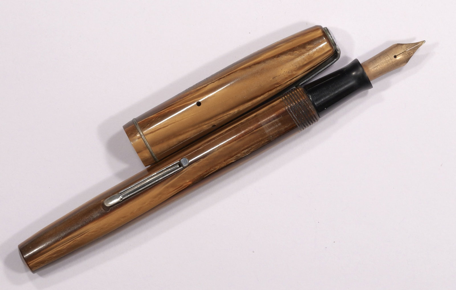 *GOLD* Vintage Waterman 'Ideal' 14kt Gold Nib Fountain Pen - Wood Grain Barrel: In very good condition
