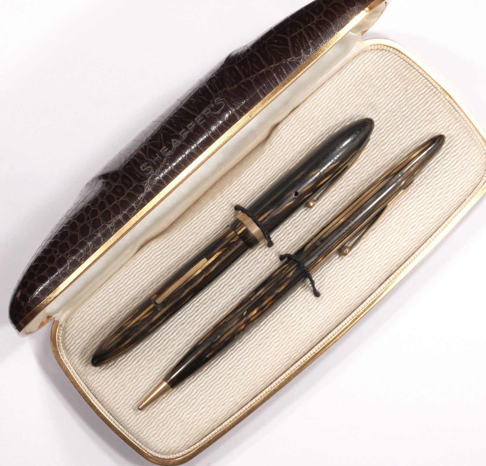 Vintage Sheaffer's Fountain Pen and Mechanical Pencil in Original Box (1 of 8)