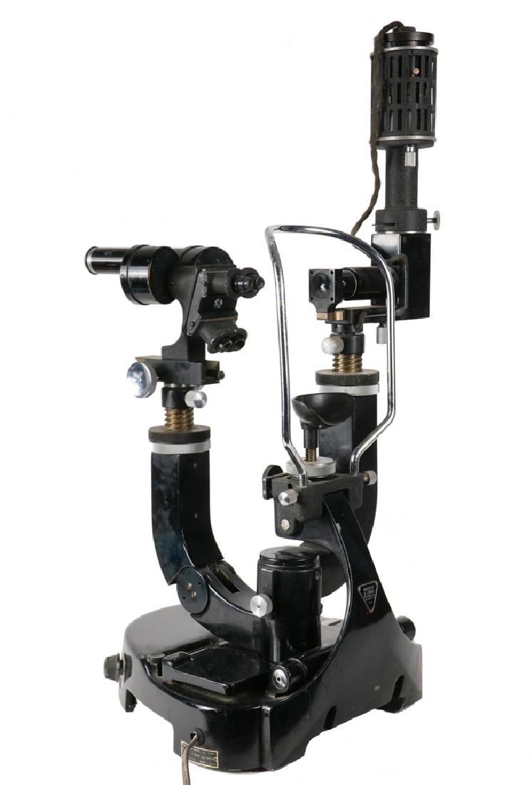VINTAGE OPTOMETRIST'S DEVICE: Bausch & Lomb Optical Co. (Zeiss) 71-61-38 Slit lamp, s/n UH2085, roughly 25" x 10" x 12". Good condition.