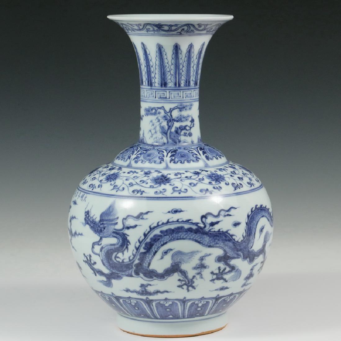 CHINESE EXPORT PORCELAIN VASE (1 of 6)