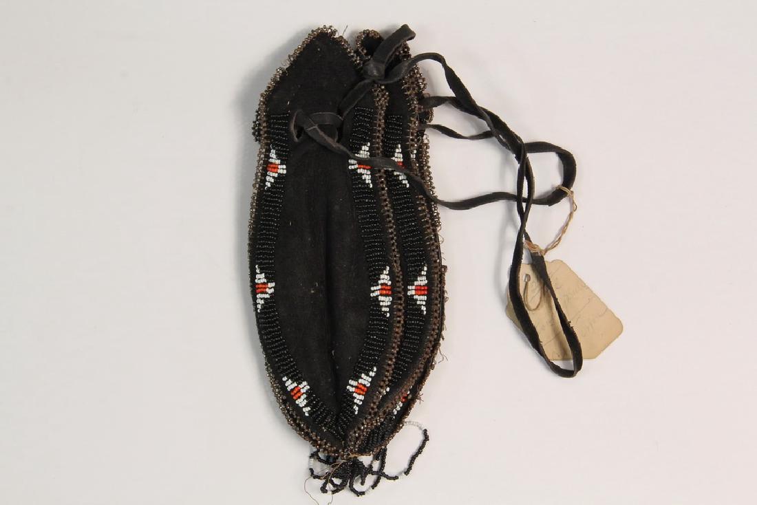 NATIVE AMERICAN BEADED POUCH (1 of 2)