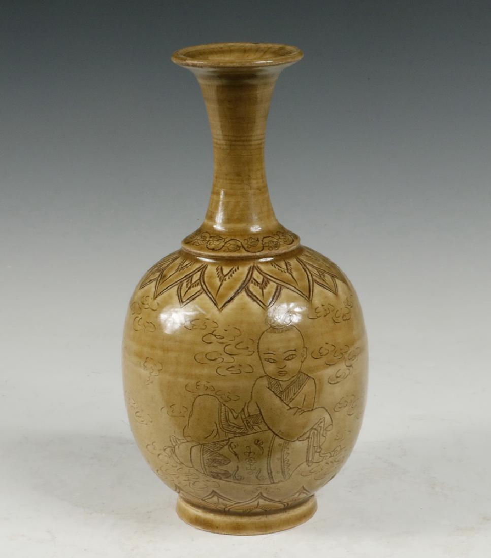 CHINESE PORCELAIN VASE (1 of 2)