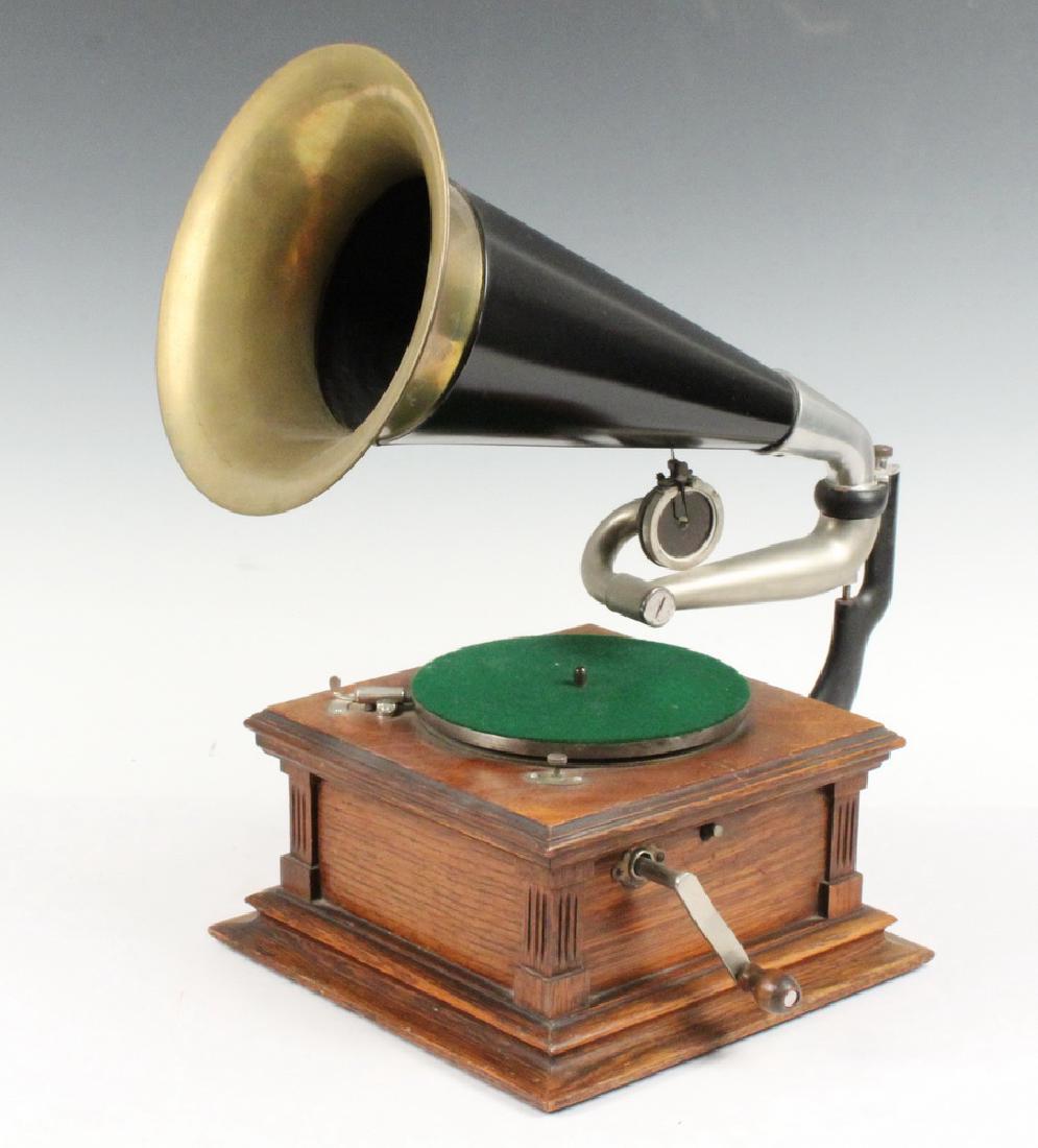 SMALL DISC VICTROLA PHONOGRAPH MODEL E (1 of 5)