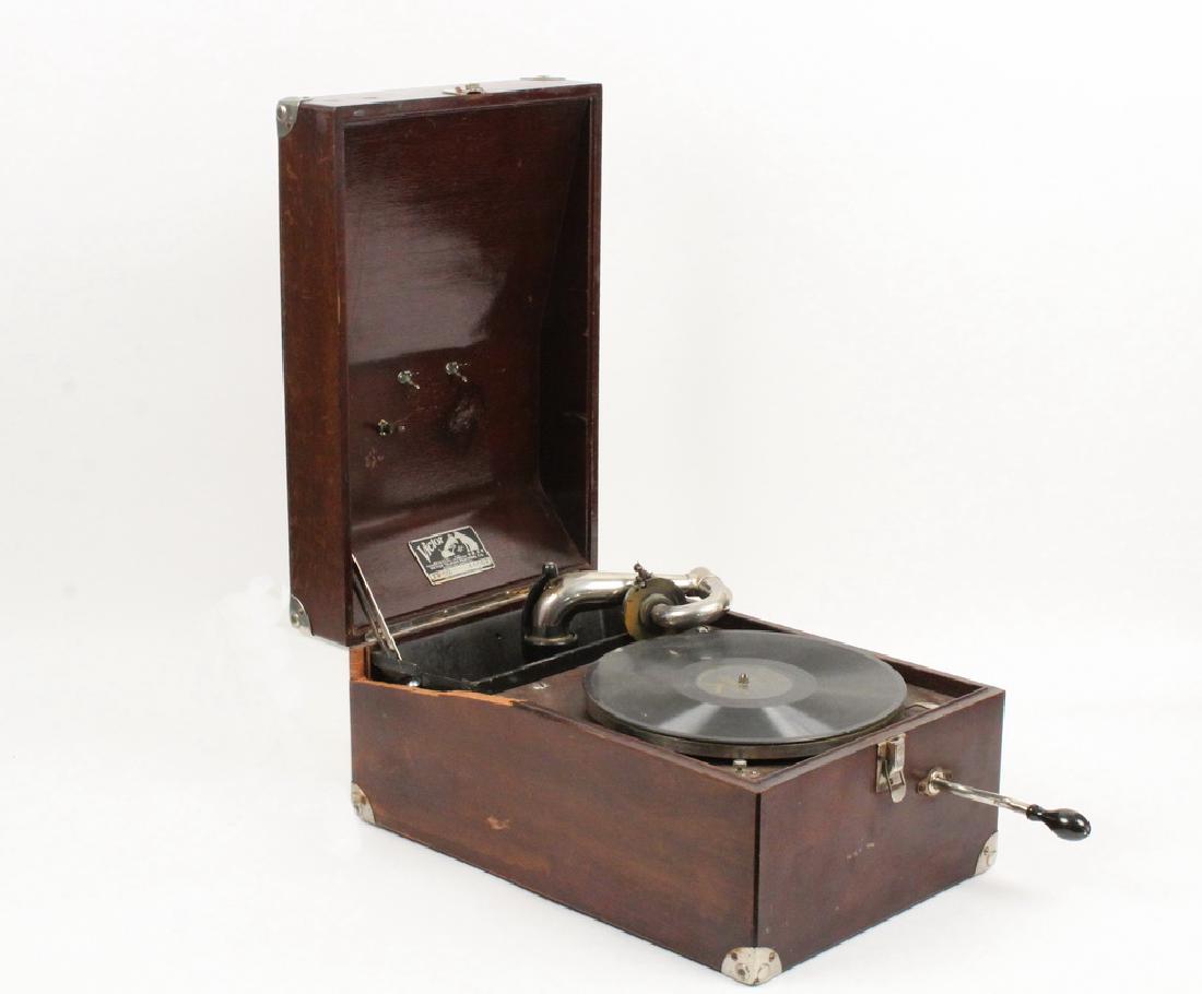 VICTOR VV-50 PORTABLE VICTROLA RECORD PLAYER (1 of 4)