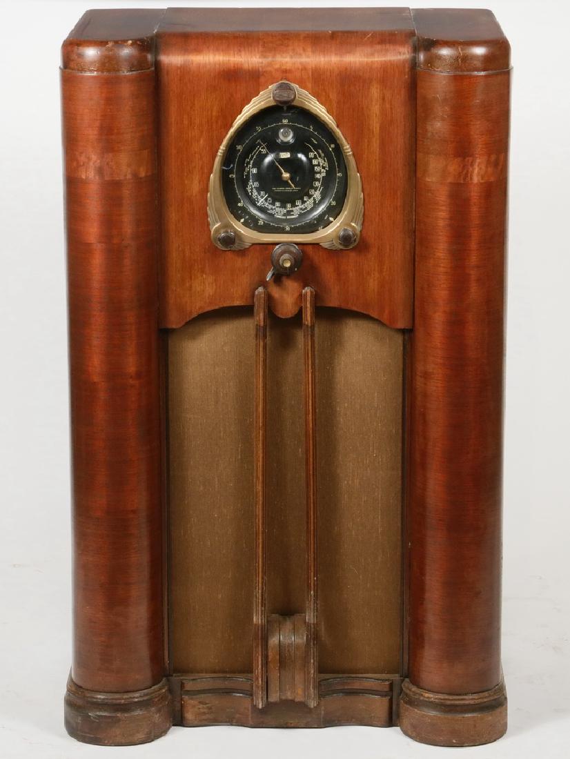VINTAGE ZENITH CONSOLE RADIO (1 of 3)