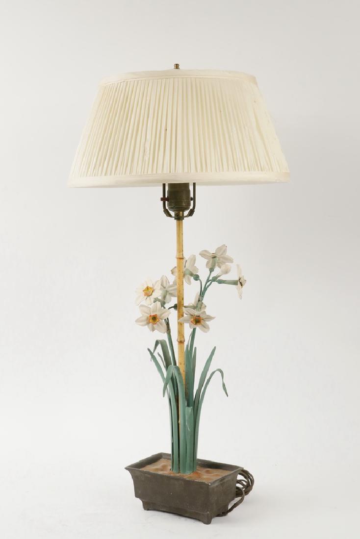 FLOWER BASE TABLE LAMP (1 of 2)
