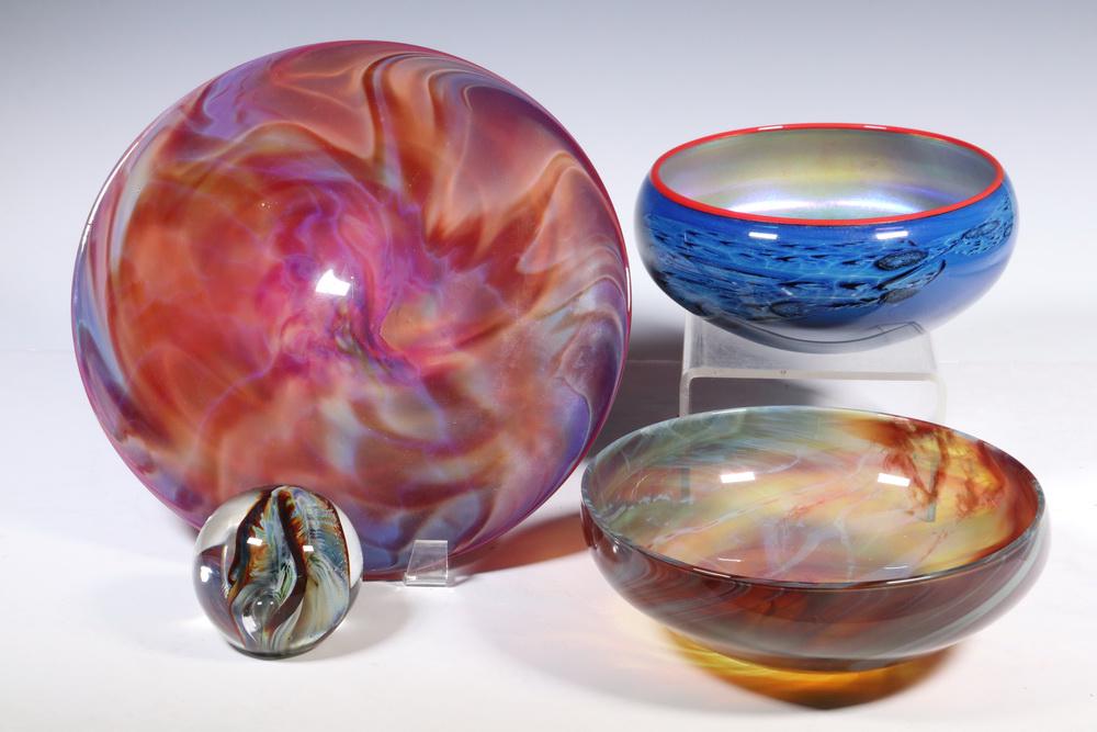 (4 PCS) JOSH SIMPSON (NY/MA, 1949- ) ART GLASS: Group of (3) Pieces of Hand Crafted Studio Art Glass by Josh Simpson, all signed, including: Corona bowl, in shades of red, blue and yellow, marked '2-48-10' and 'Snow Farm Benefit' on base, 3" high,