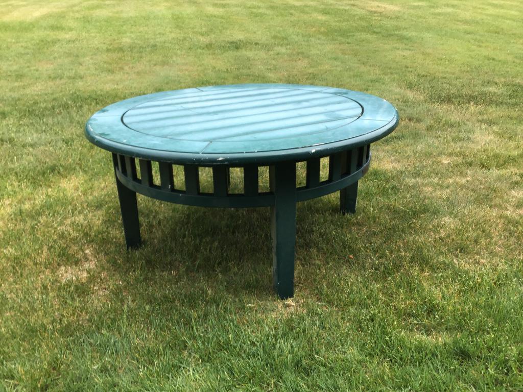 WEATHEREND COFFEE TABLE: Weatherend 48" diameter green enamel coffee table with slatted apron