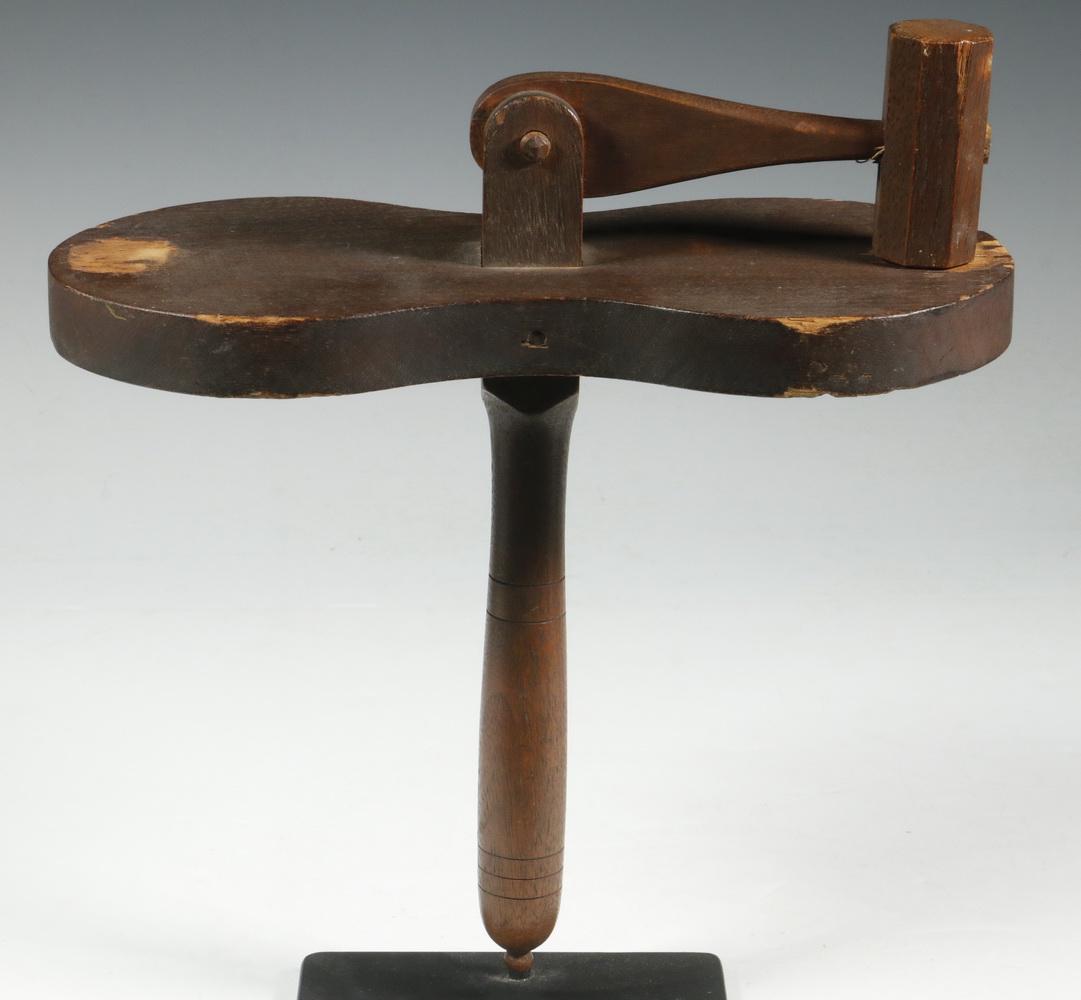 SHAKER WOODEN CLACKER (1 of 2)