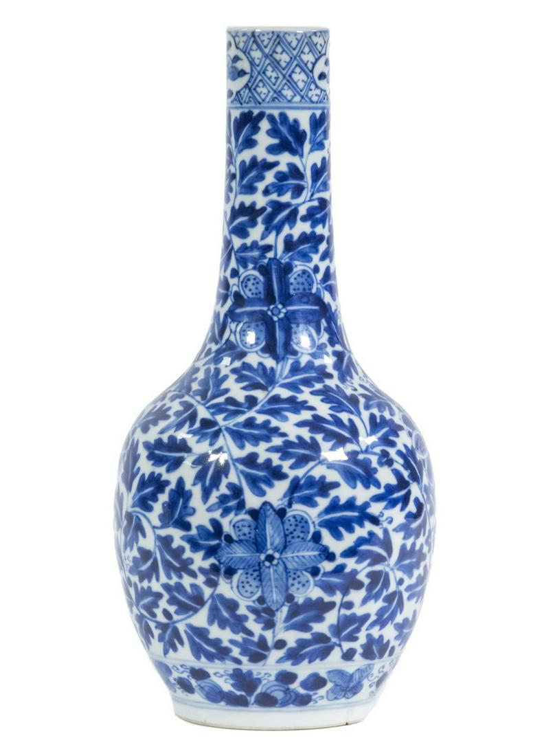 CHINESE LATE QING DYNASTY PORCELAIN BOTTLE VASE (1 of 5)