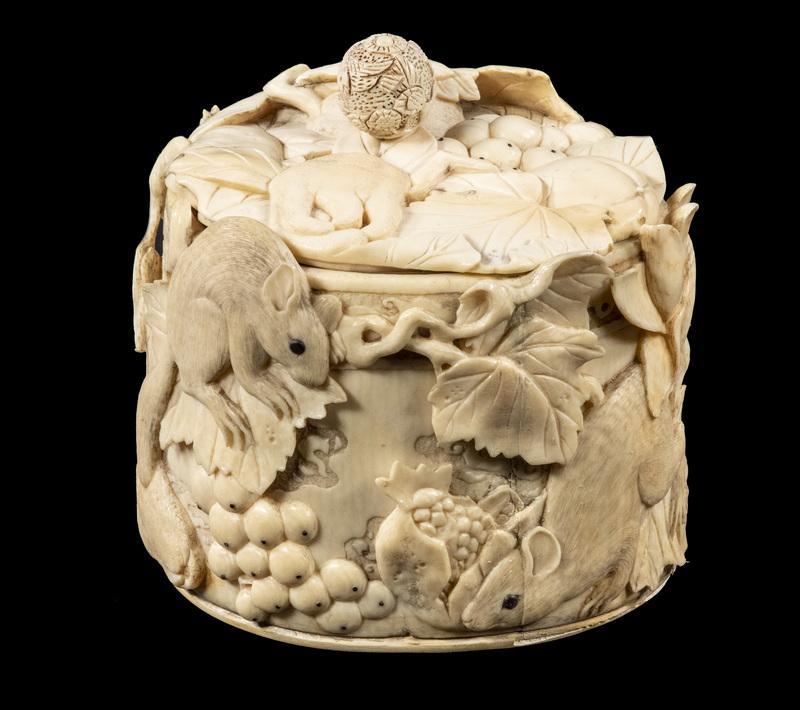 19TH C. JAPANESE DORMOUSE CARVED BOX (1 of 6)