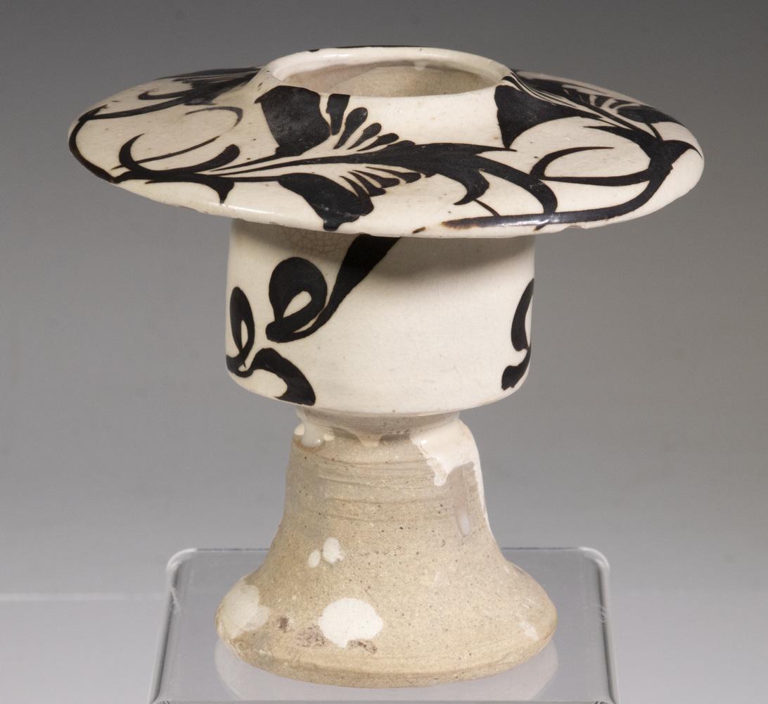 CIZHOU BLACK-PAINTED WHITE-GROUND LAMP, JIN-YUAN (1 of 3)