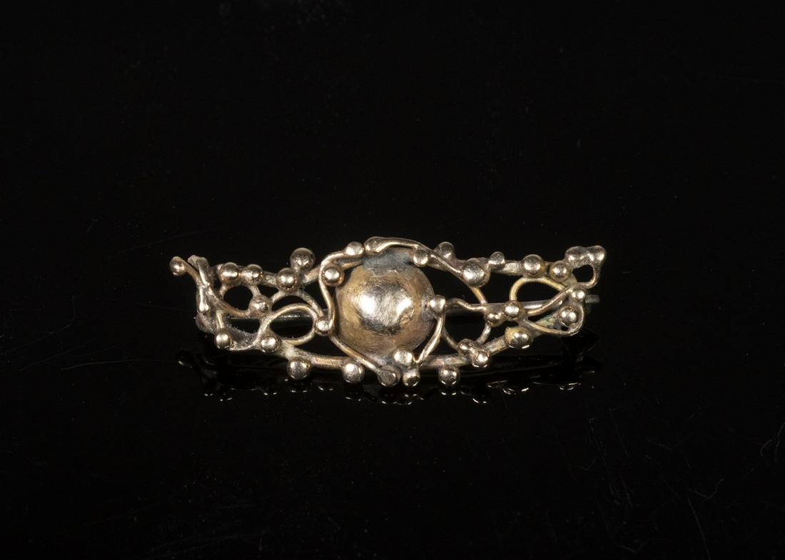 MARY GAGE 14K GOLD BROOCH: 14K Yellow Gold Pin, by silversmith and jewelry artisan Mary Gage (1898-1993), naturalistic design of beads and vines, stamped 'Mary Gage, 14K' verso, 1/2" x 1 1/2", 2.7 dwt. Good condition.