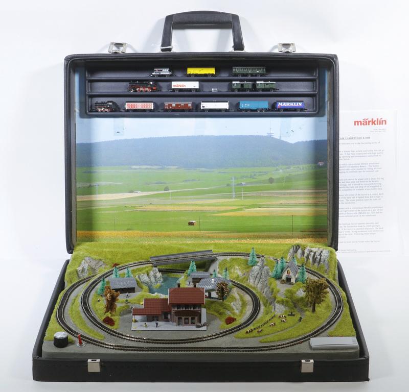 MARKLIN BRIEFCASE TRAIN SET 0408 (1250) on Dec 01, 2021 Thomaston