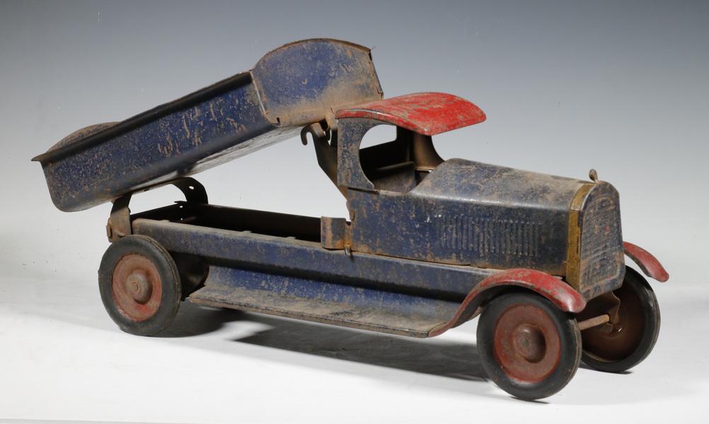 LARGE 1920S STEEL TOY DUMP TRUCK (1 of 4)