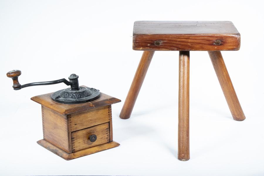 (2) WOODEN ACCESSORIES (1 of 2)