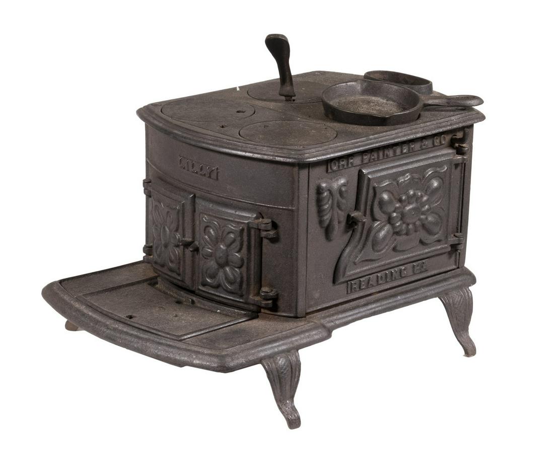 SALEMAN'S SAMPLE "LILLY" CAST IRON COOK STOVE (1 of 3)