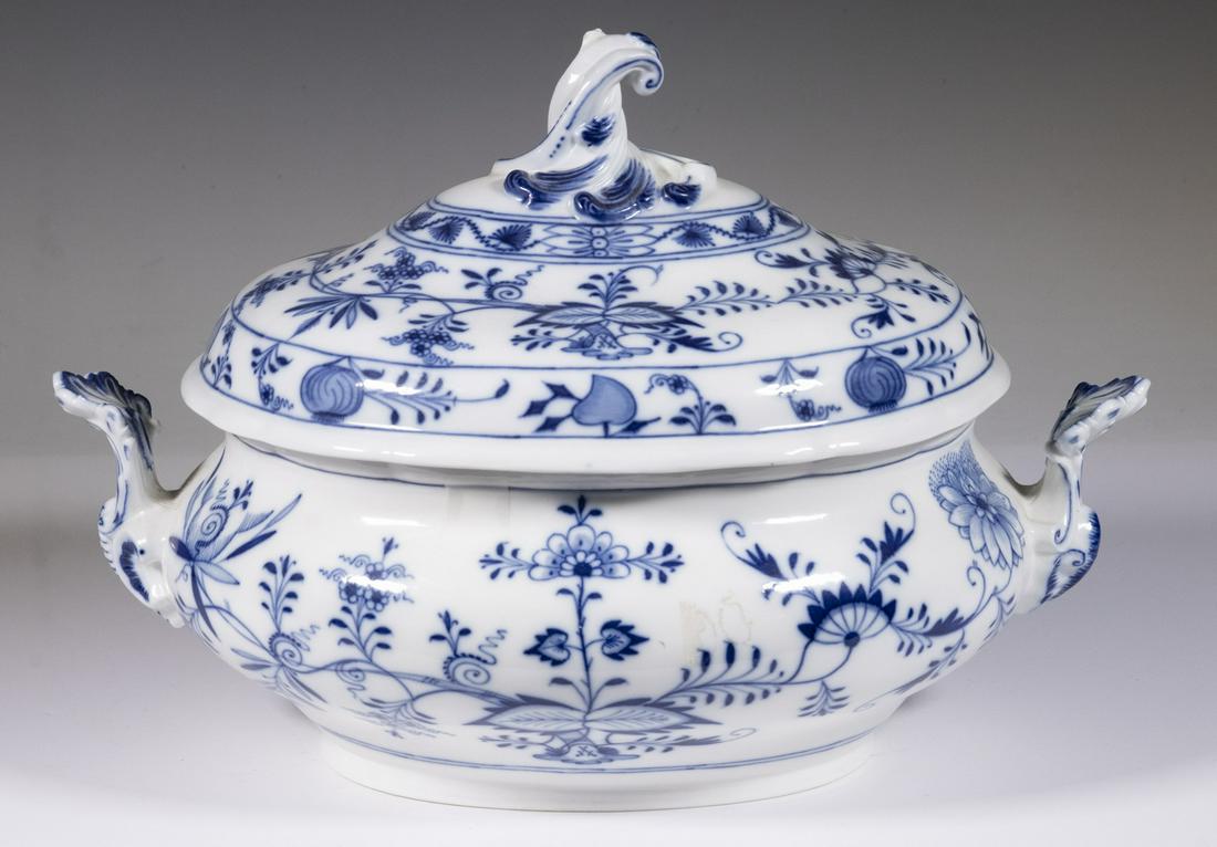 MEISSEN "BLUE ONION" PATTERN PORCELAIN TUREEN (1 of 2)