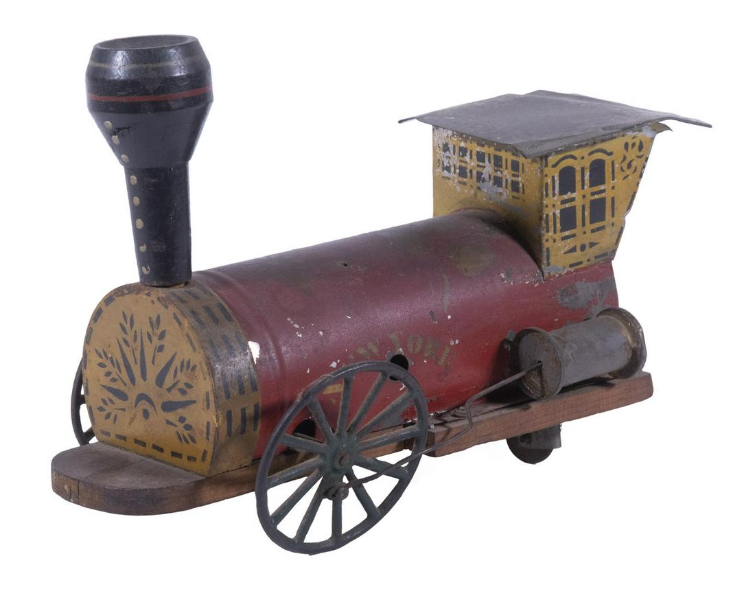 VICTORIAN KEY WIND TOY FLOOR LOCOMOTIVE (1 of 4)