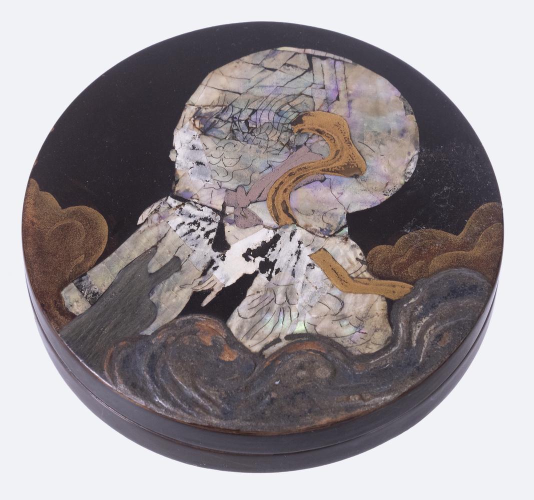 ROUND JAPANESE SNUFF BOX WITH MOP INLAY (1 of 3)