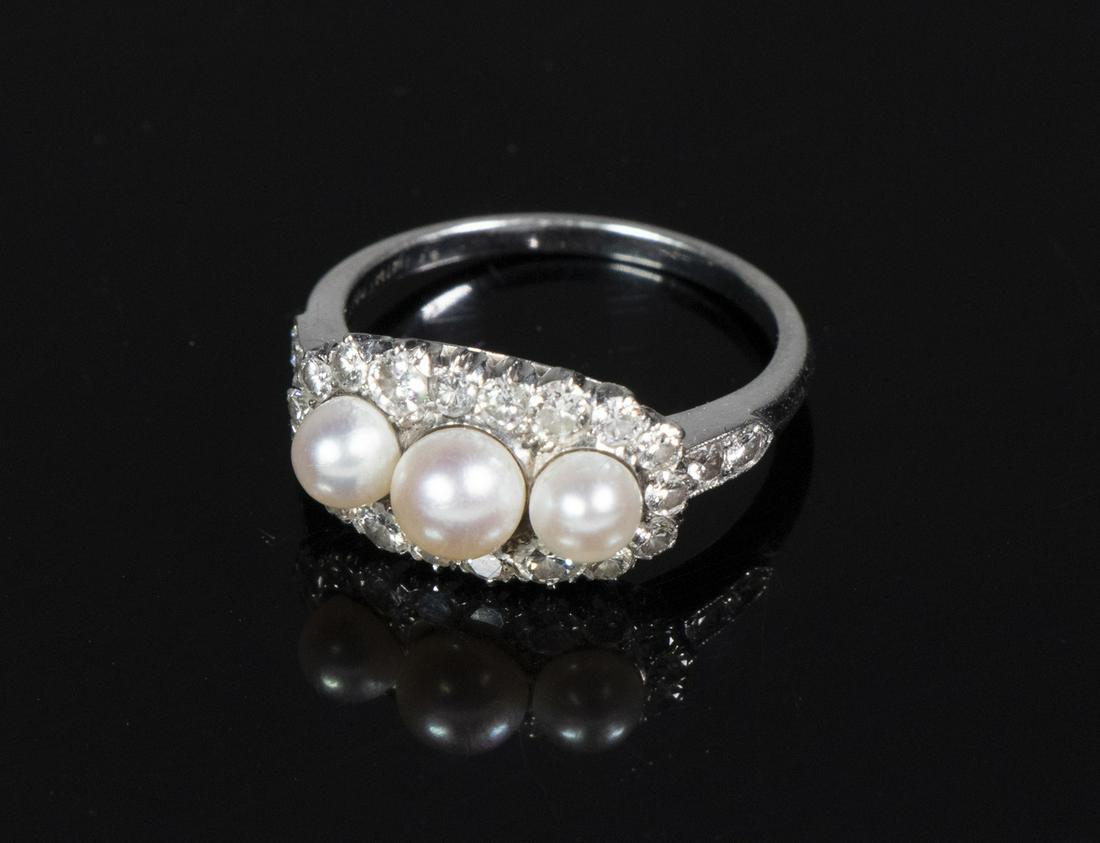 LADY'S PEARL & DIAMOND RING (1 of 2)