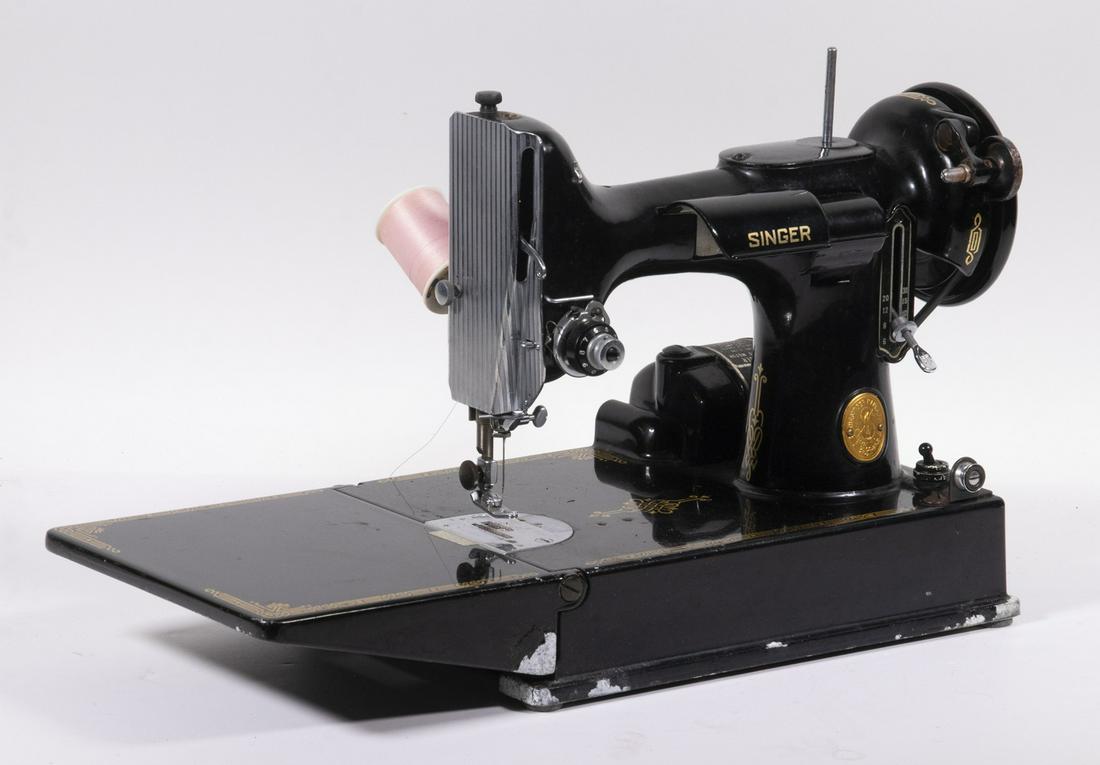 SINGER FEATHERWEIGHT SEWING MACHINE (1 of 4)