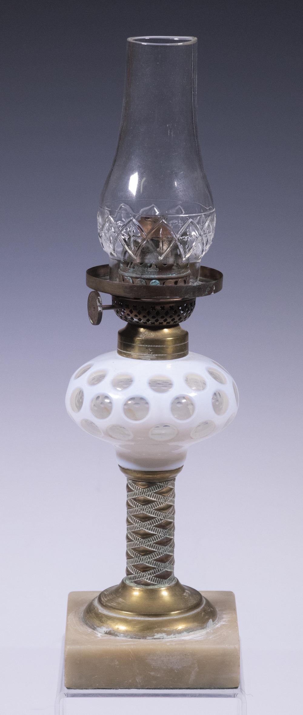 VICTORIAN KEROSENE LAMP (1 of 2)