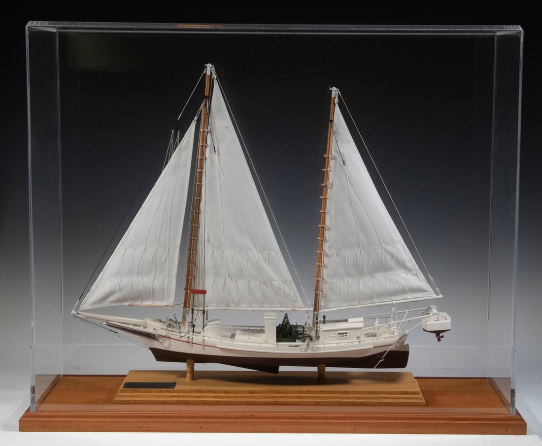 CASED THAD BERGLING MODEL OF SKIPJACK "VIRGIL G. DEAN" (1 of 4)