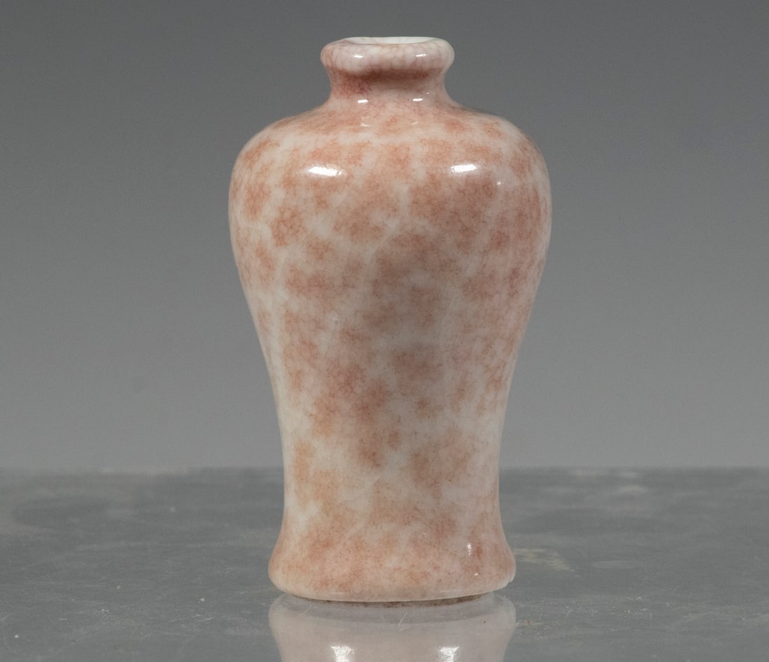 CHINESE GLAZED PORCELAIN SNUFF BOTTLE (1 of 2)