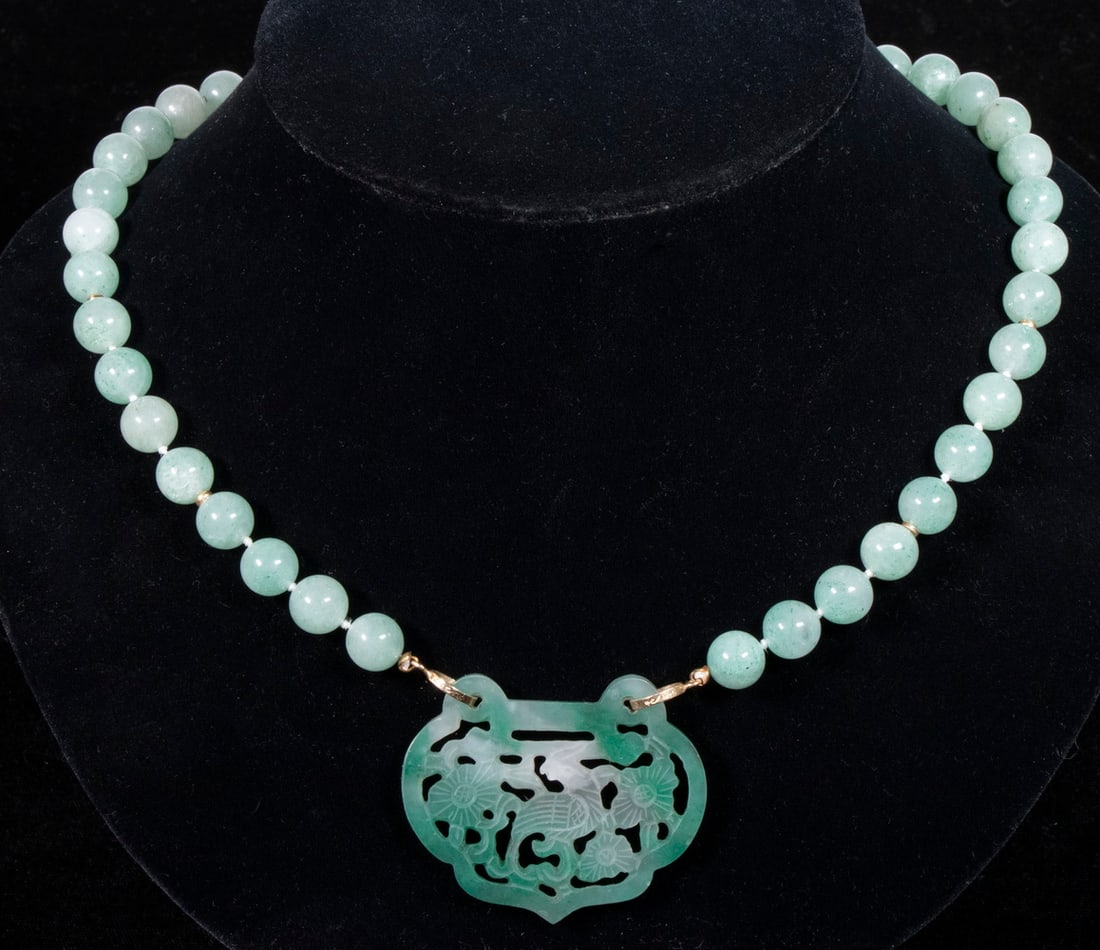 CHINESE JADE NECKLACE WITH PENDANT (1 of 2)