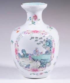 CHINESE FAMILLE ROSE PORCELAIN VASE (1 of 6)