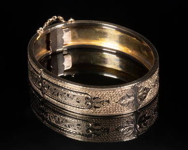 VICTORIAN HINGED GOLD BANGLE BRACELET: Ca. 1860 14K Yellow Gold & Black Enamel Bracelet, with bright cut and engraved decoration, with safety chain, 1/2" wide, inner dimensions: 2 1/4" x 1 3/4", 10.4 dwt.