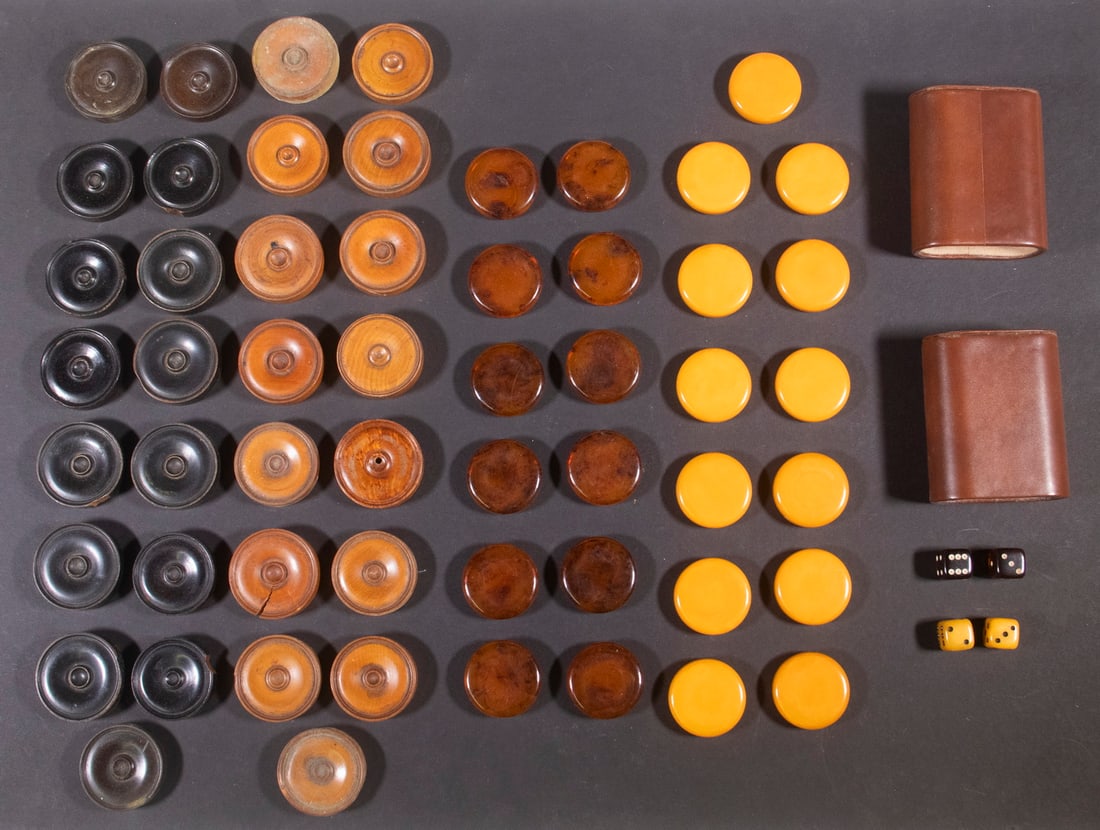 BACKGAMMON PIECES & DICE IN WOOD & BAKELITE: (15) black wood, (15) natural wood, (12) dark bakelite, (13) light bakelite, (4) bakelite die, (2) leather cups.
