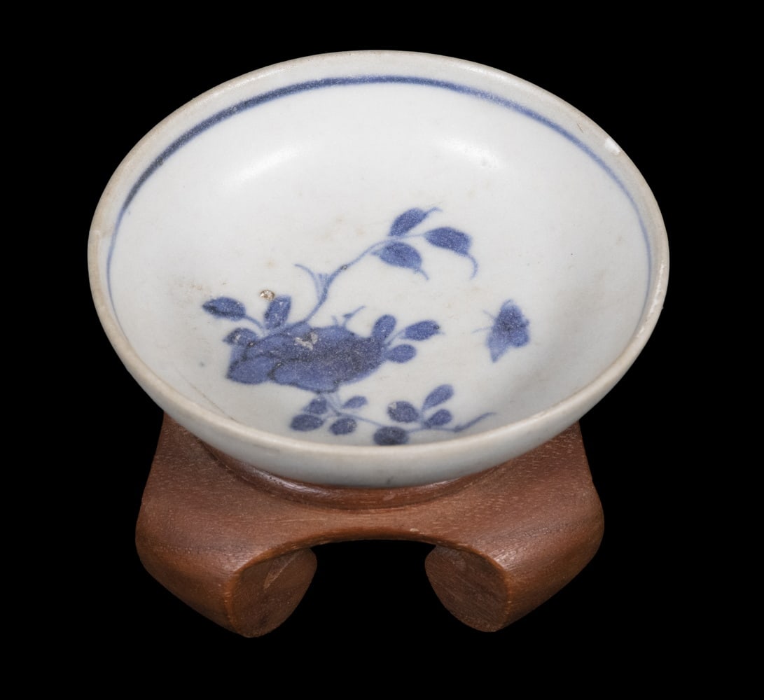 CHINESE QING PORCELAIN MINIATURE BOWL ON STAND (1 of 3)