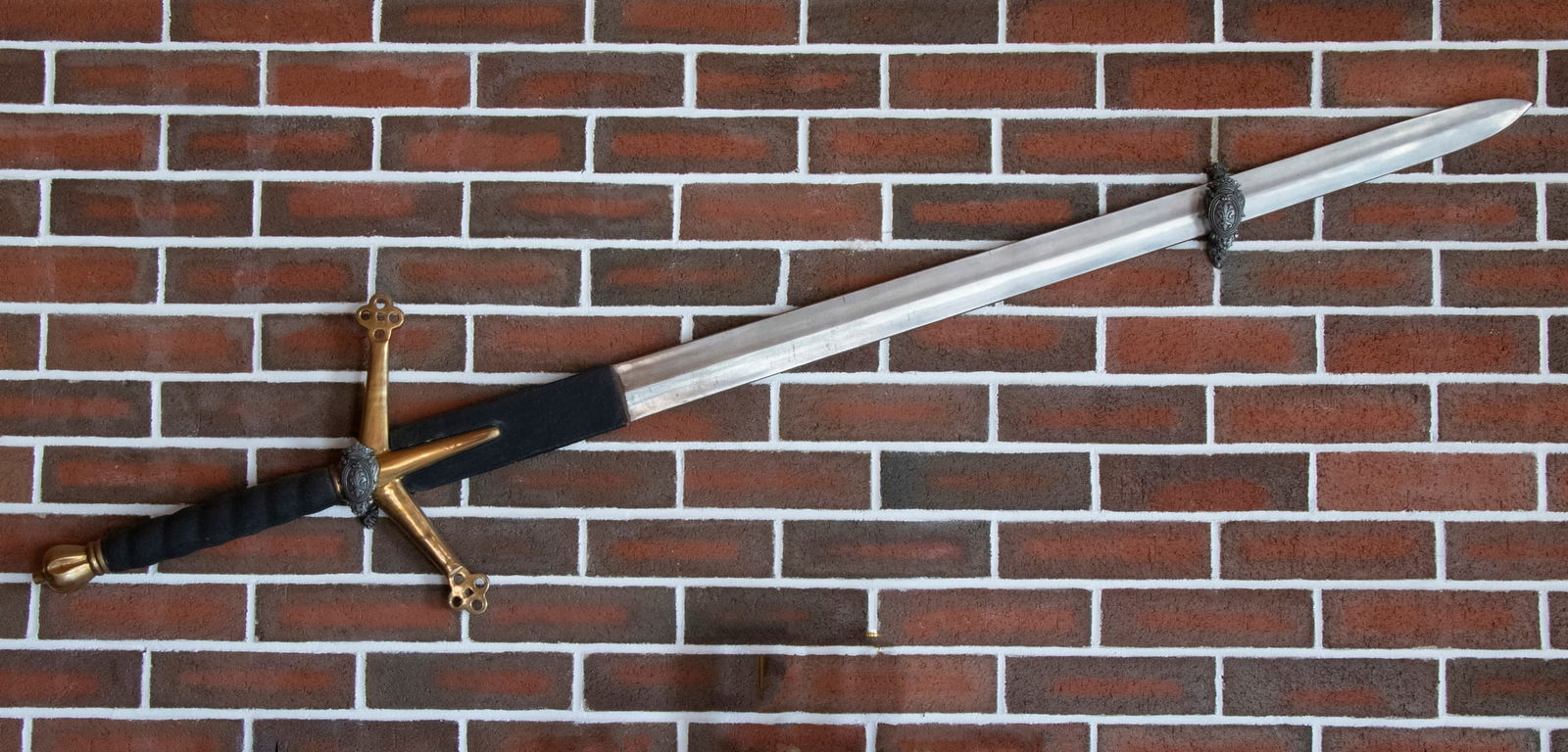 REPLICA SCOTTISH HIGHLAND CLAYMORE SWORD (1 of 3)