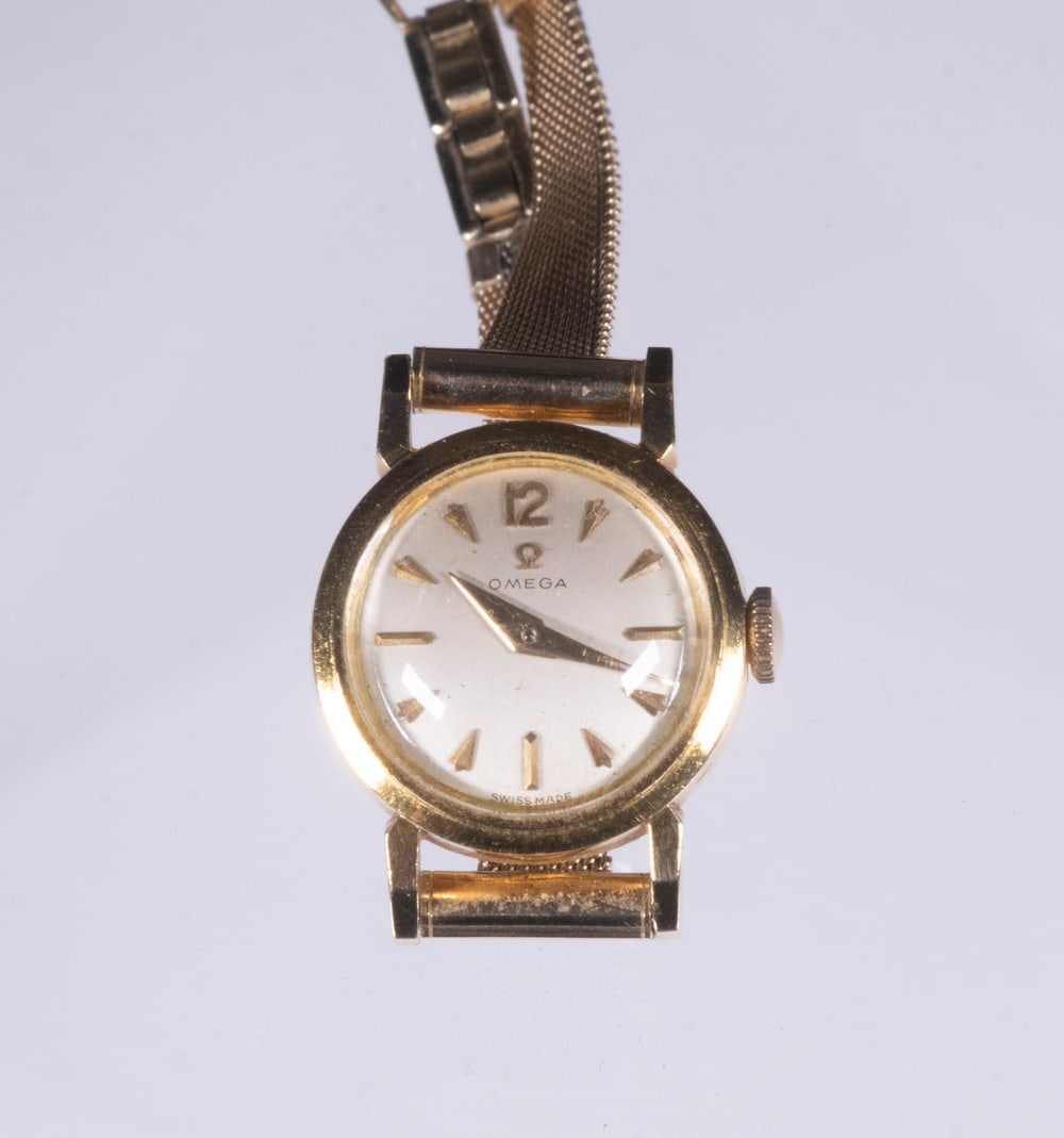 LADIES GOLD OMEGA WRISTWATCH: 18K Yellow Gold Cased Swiss Made Watch, 17-jewels, with mesh band, 3 dwt.