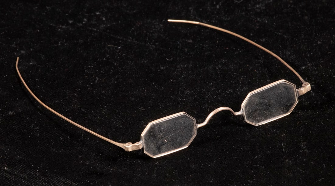 ANTIQUE 10K GOLD SPECTACLES: With octagonal frames, unmarked, 4 1/8" wide (hinge to hinge), 4 3/4" long temples.