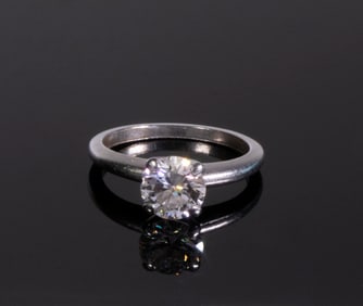 LADIES PLATINUM DIAMOND RING