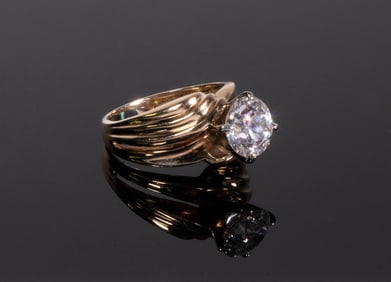 LADIES 14K GOLD DIAMOND RING