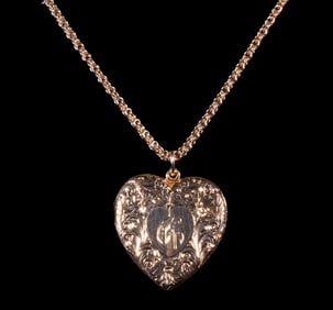 LADIES VINTAGE 14K GOLD ENGRAVED LOCKET