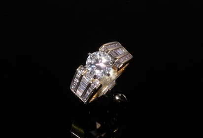 LADIES 18K GOLD DIAMOND RING
