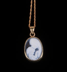 HARDSTONE CAMEO PENDANT ON CHAIN