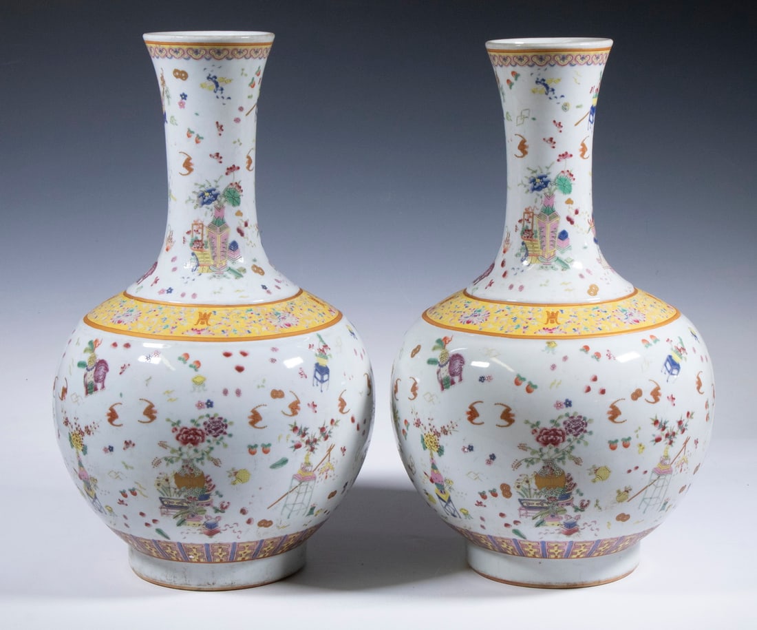 PR CHINESE PORCELAIN VASES WITH BATS (1 of 7)