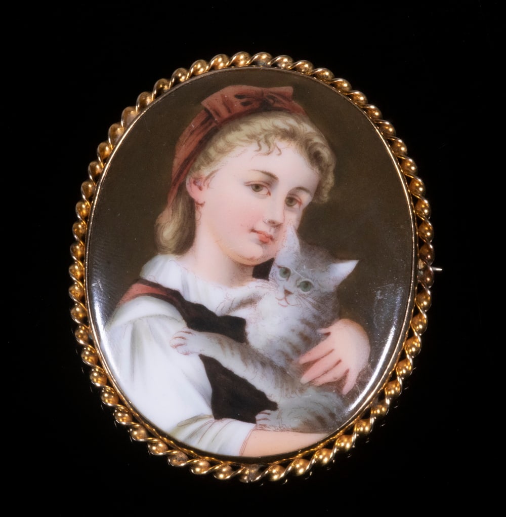 VICTORIAN PAINTED PORCELAIN BROOCH (1 of 2)