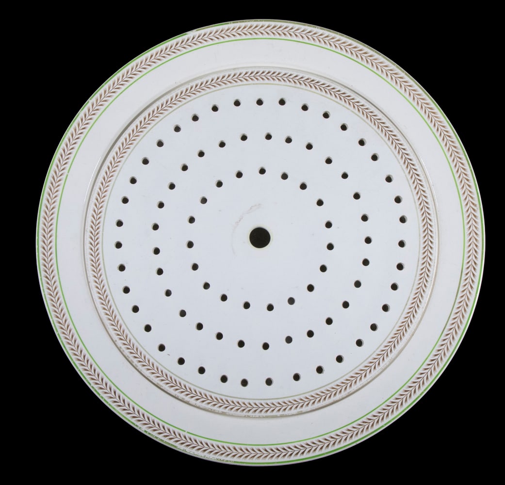 WEDGWOOD CREAMWARE CHARGER WITH STRAINER (1 of 4)