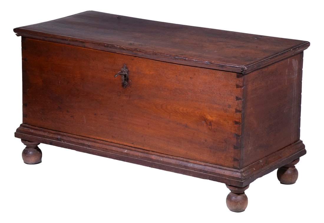 18TH C. BALL FOOT BLANKET BOX (1 of 7)