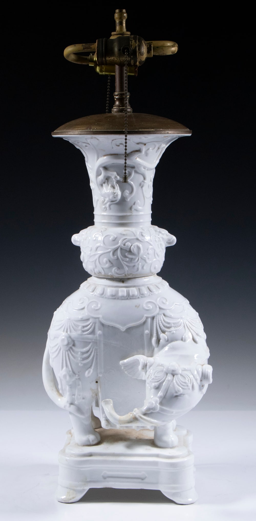 CHINESE DEHUA PORCELAIN ELEPHANT VASE AS TABLE LAMP (1 of 3)
